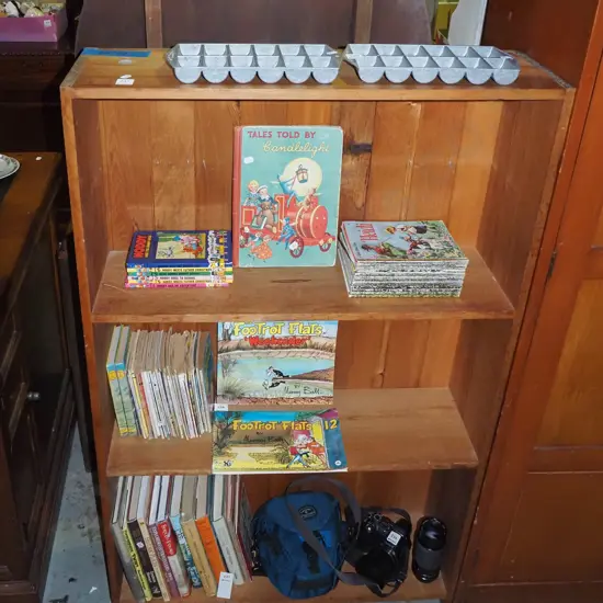 solid rimu bookcase H-1270 W-780 D-235