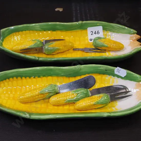 2x corn forks, plates