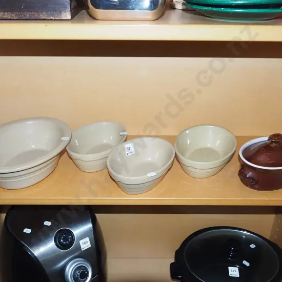 4x Masons and Cash baking dishes, lidded casserole