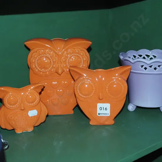 3x orange owl vases, small purple ceramic footed jardiniere H-180