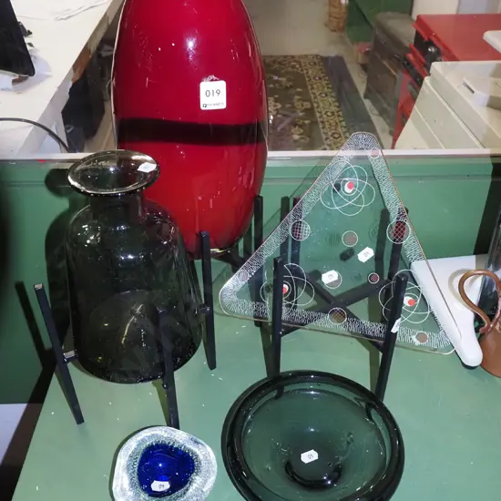 3x metal stands, glassware; bowls, ashtray, vases