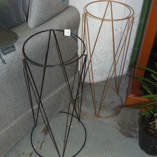 2x metal jardiniere stands H-600