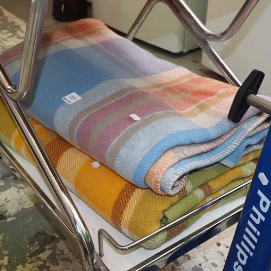 2x checked woollen blankets
