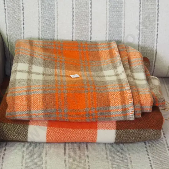 2x checked woollen blankets