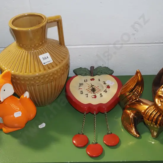 2x boxed figurines, ewer vase, apple kitchen clock