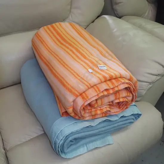 2x woollen blankets