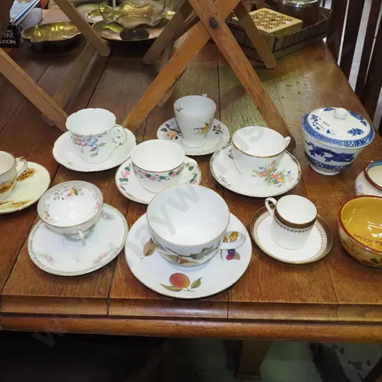 cups, saucers, lidded bowls etc
