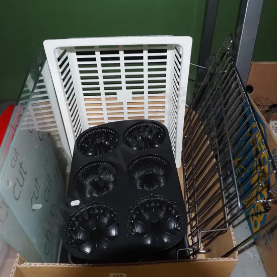 box; dish racks, baking dish, airing racks etc