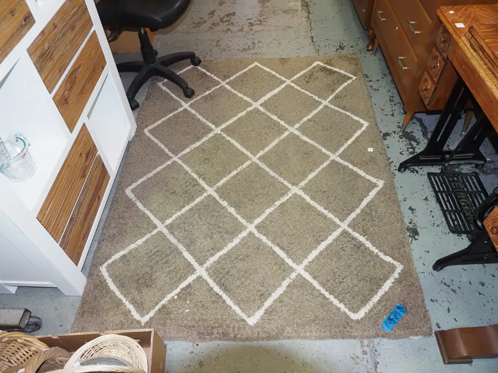 geometric brown and white floor mat L-1770 W-1330 Image 1++