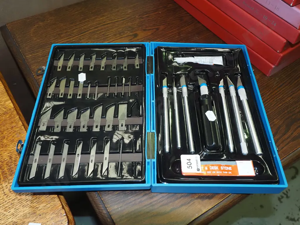 cased as-new craft knife set Image 1++
