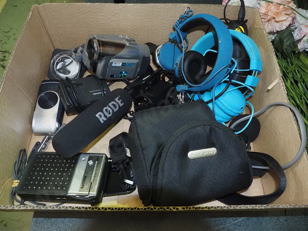 box; headphones, electric shaver, video camera mic etc Image 1++