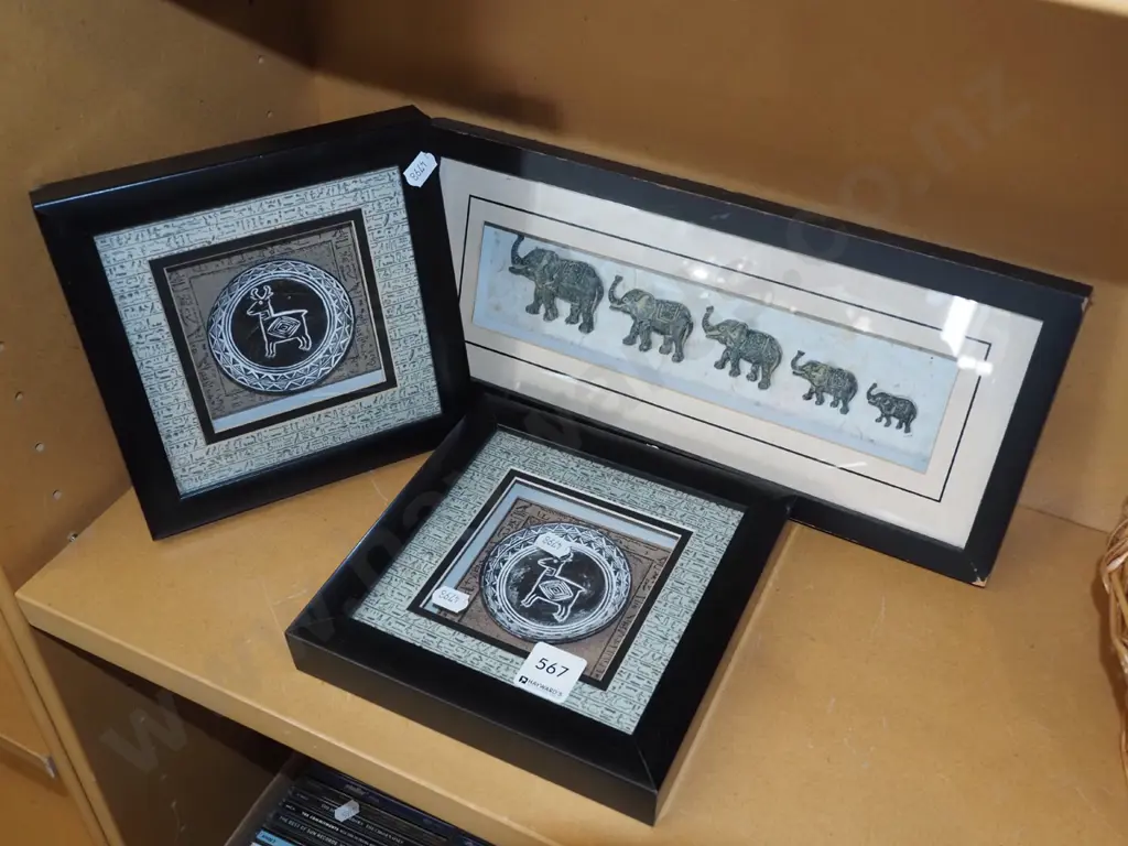 2x small souvenir dishes in shadow box, 3D elephants Image 1++