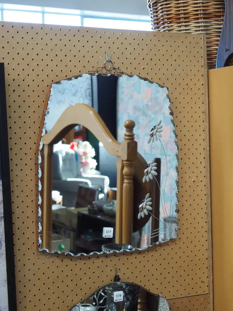 retro scalloped edge daisy etched wall mirror H-460 W-400 Image 1++