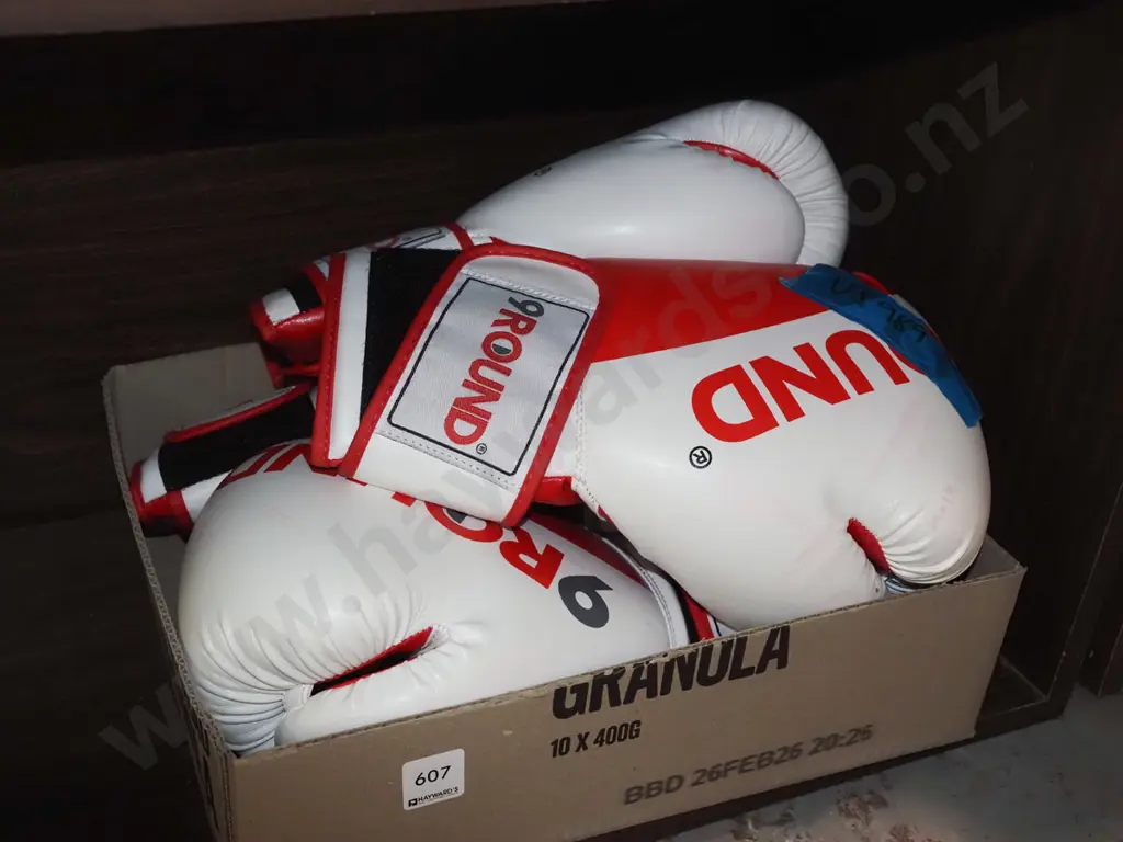 2x pairs of martial art gloves Image 1++