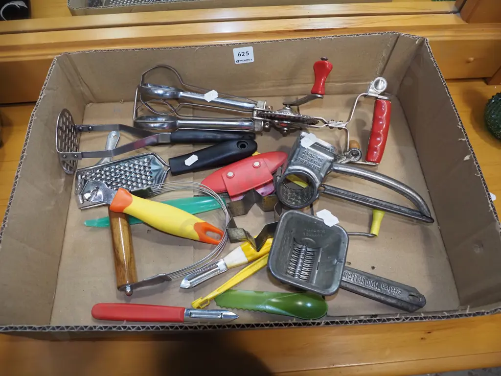 box of kitchen utensils Image 1++