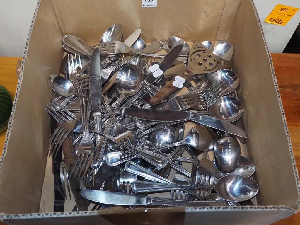 box of cutlery Image 1++