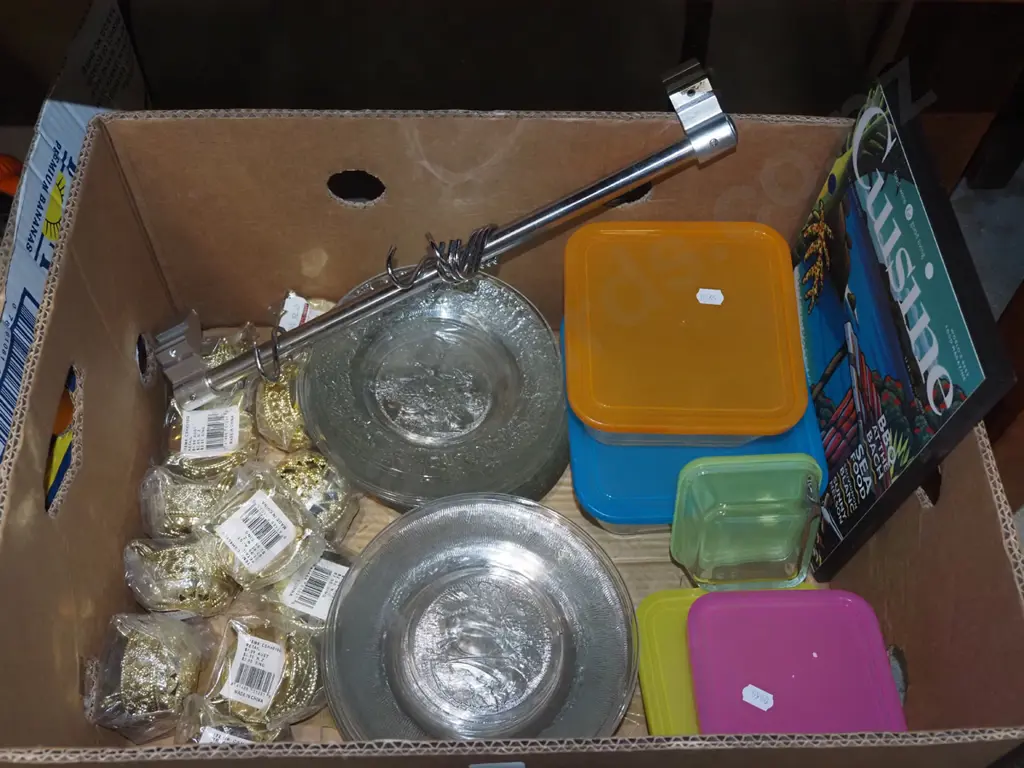 box; storage containers, glass plates etc Image 1++