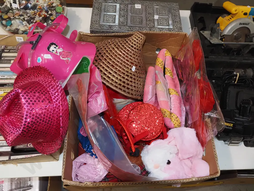 box of novelty hats, feathers etc Image 1++