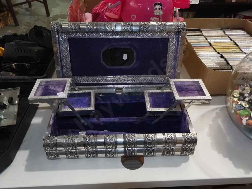 pressed metal decorated jewellery box Image 1++