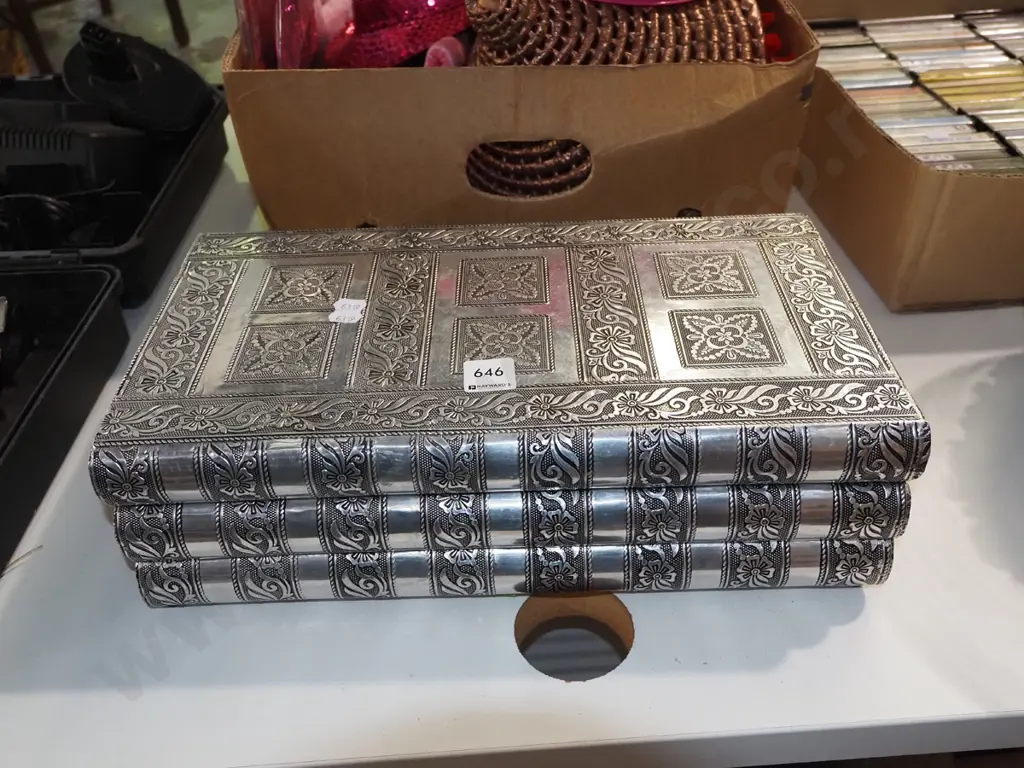 pressed metal decorated jewellery box Image 1++