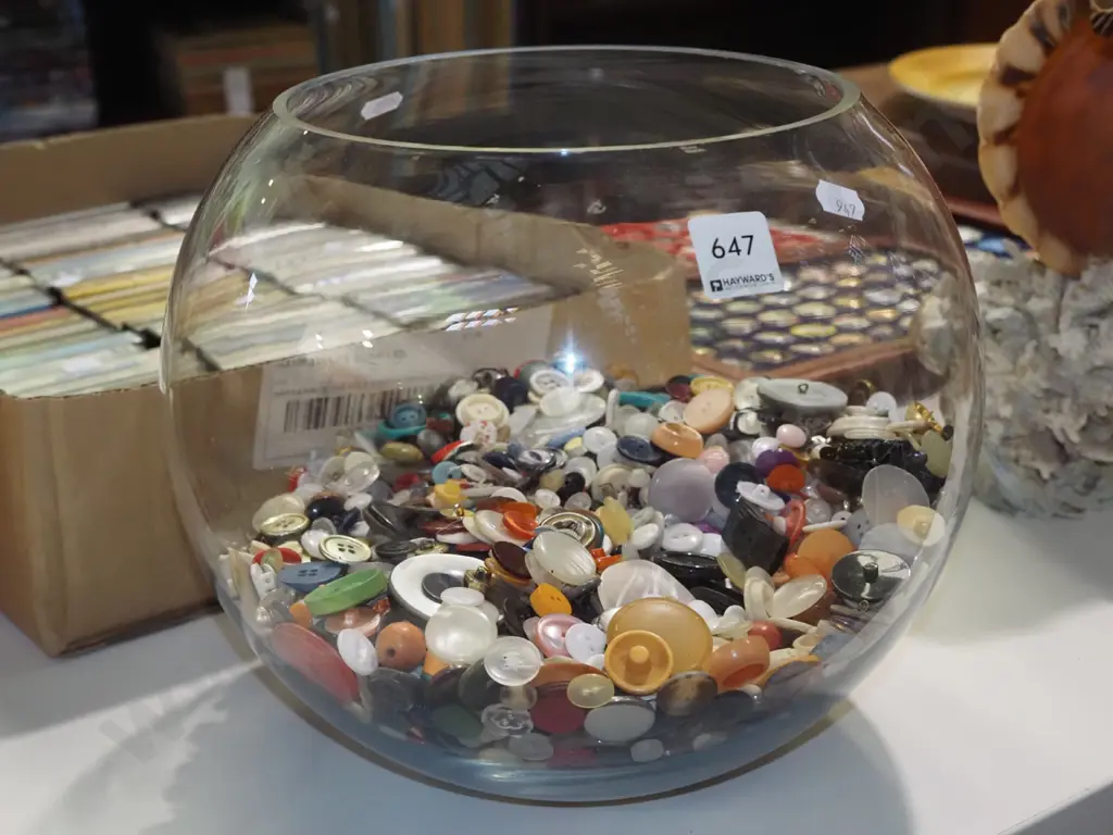 large glass bowl of numerous buttons H-260 Image 1++