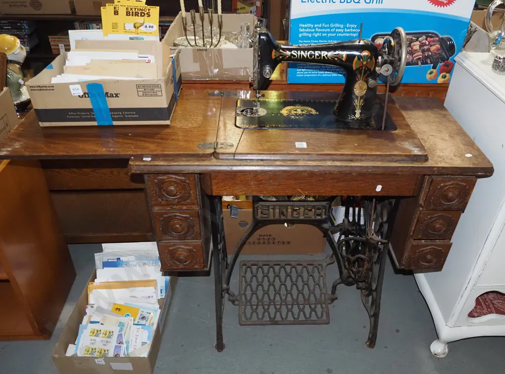 Singer treadle sewing machine with original belt Image 1++