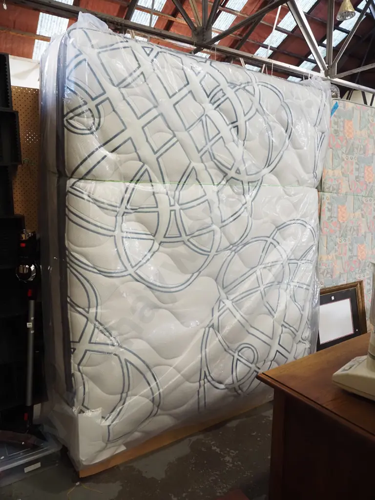 Sleepyhead Balance Mayfair king bed base, mattress Image 1++