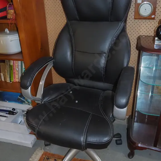 black vinyl office chair
