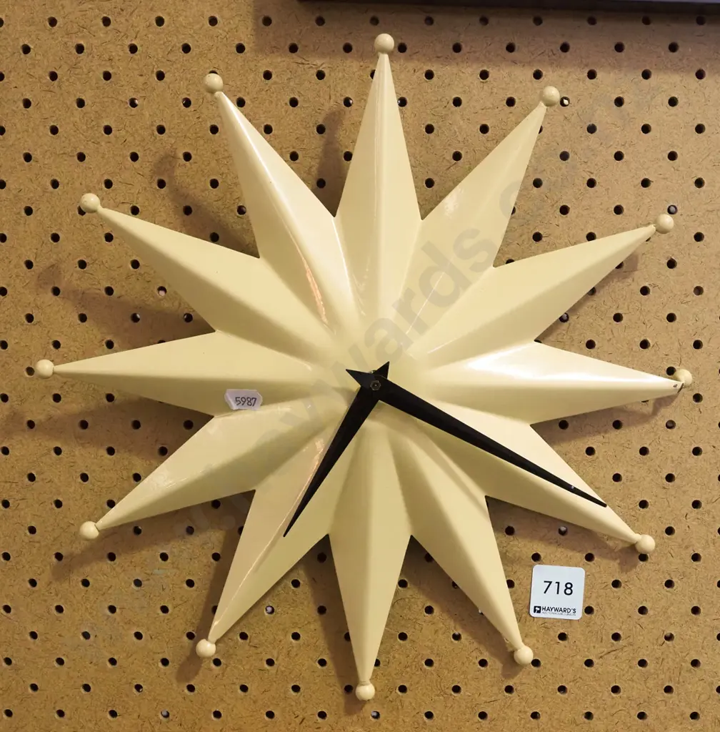 metal star wall clock Image 1++