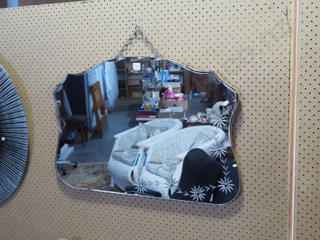 retro scalloped edge daisy etched wall mirror H-500 W-730 Image 1++