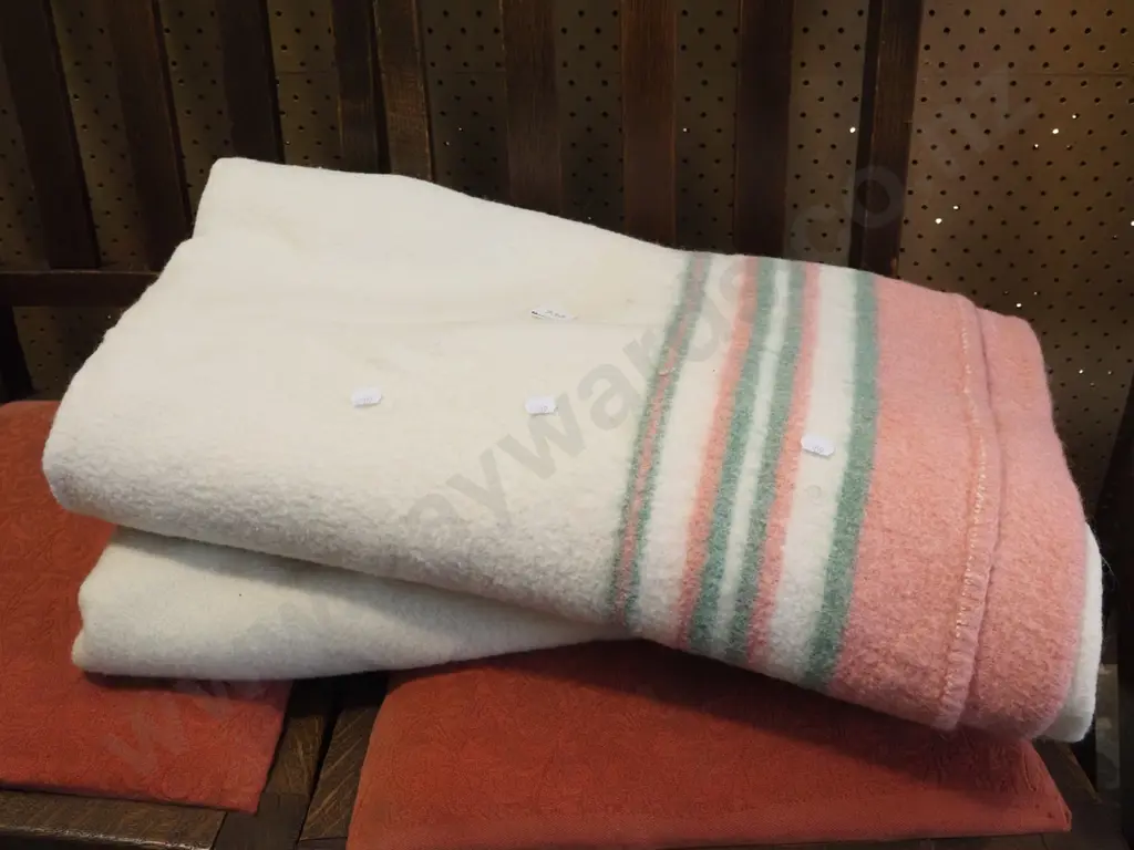 2x woollen blankets Image 1++