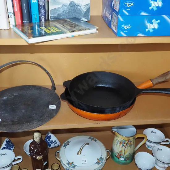 2x cast iron frying pans, skillet