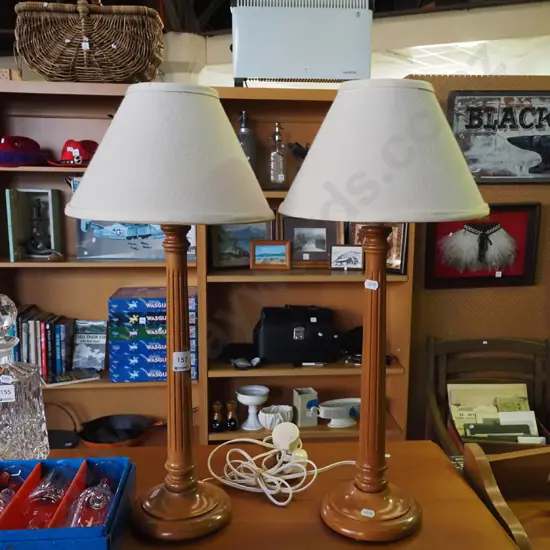 2x wooden based table lamps H-560