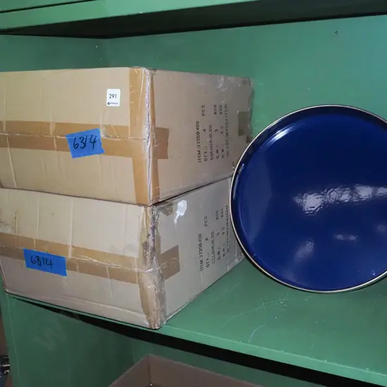 2x boxes of 4 blue and white plastic circular trays