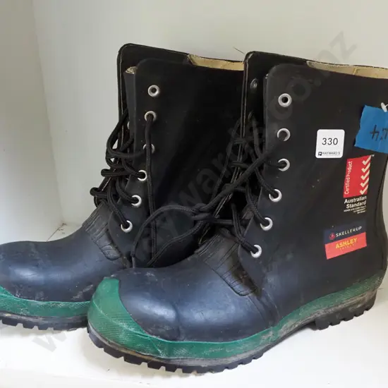 pair of Skellerup size 10 steel capboots