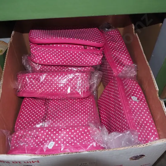 box; as-new sets of 3 pink and white polka dot toilet bags