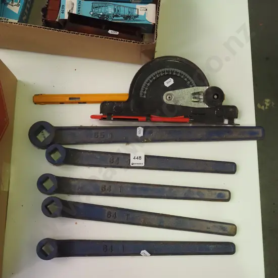 angle finder, 5x blue wrenches