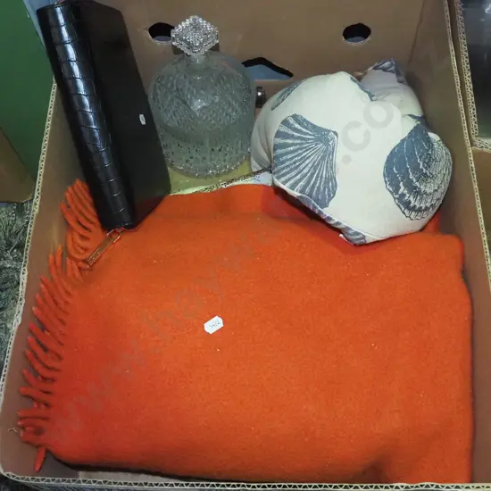 box; woollen blankets, draught stopper etc