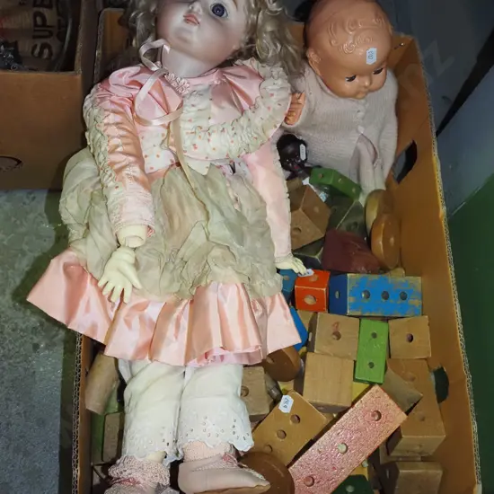 box; children's blocks, 2x dolls