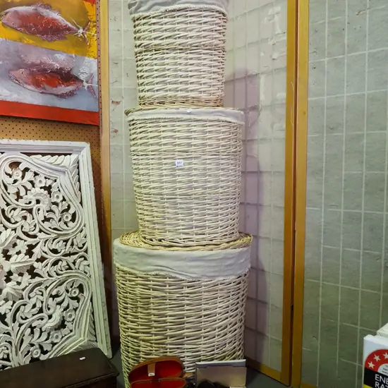 3x graduated lidded laundry hampers Tallest H-560