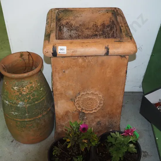 1x rectangular, 1x cylindrical terracotta garden planters H-500