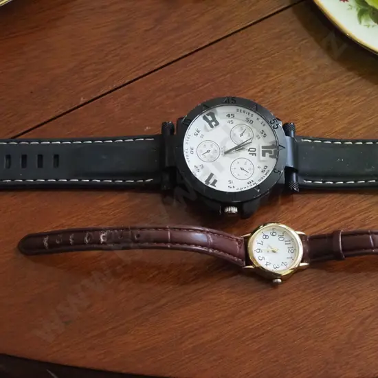 2x wristwatches