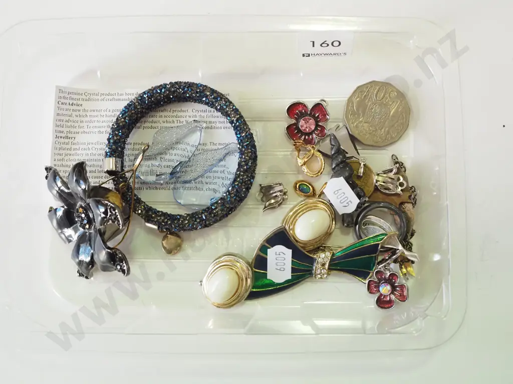 tray; coins, brooches, bangle etc Image 1++