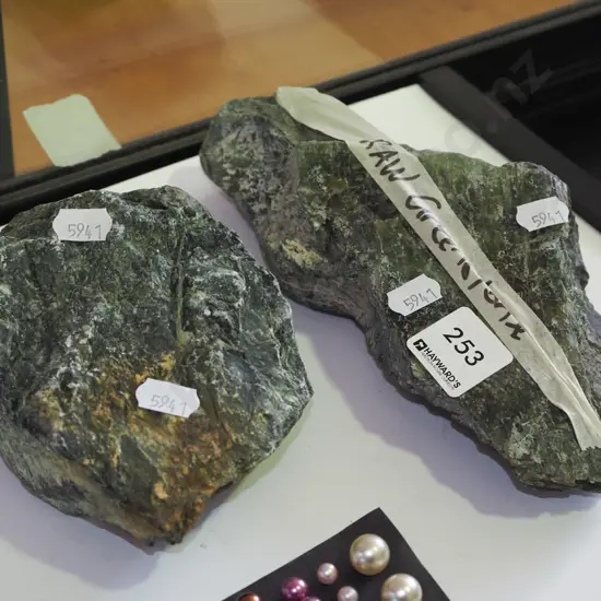 2x pieces of greenstone Largest L-200