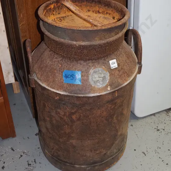 rusty milk pail H-570