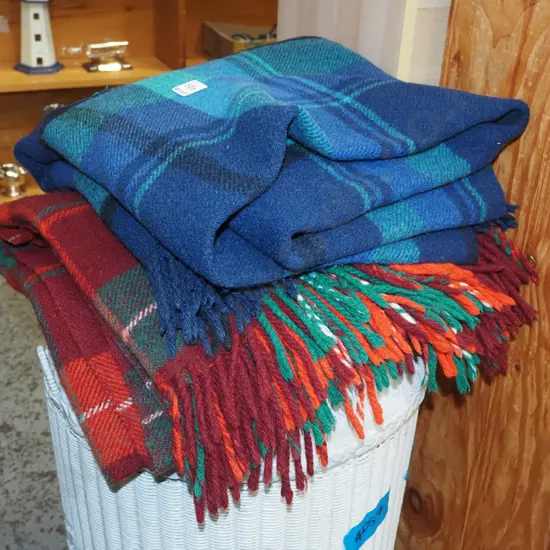 2x checked wollen travel blankets
