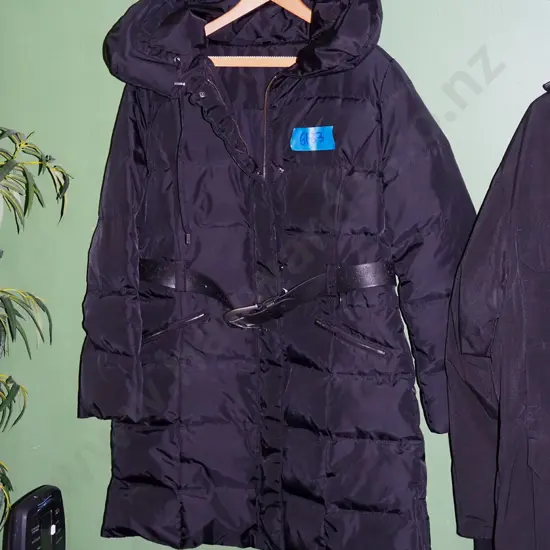 ladies puffer jacket with black leather belt - size Large