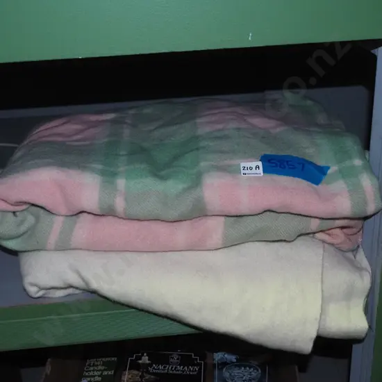 2x woollen blankets