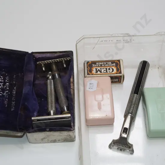 tray; razor blades, various heads, handles