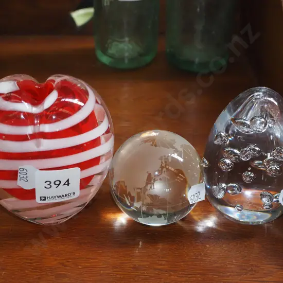 2x glass paperweights, small glass vase